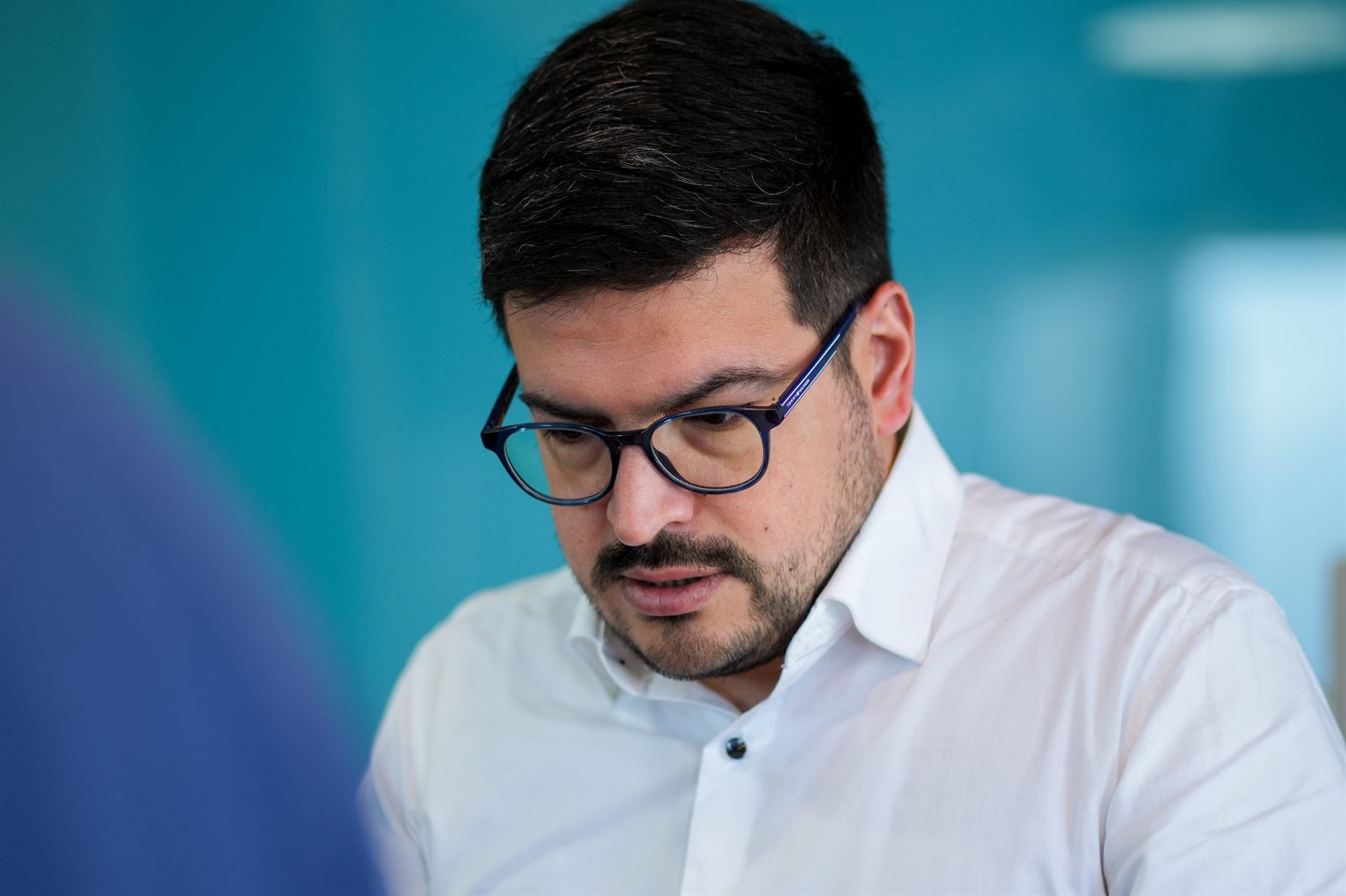Ernesto Aguilar concentrado en su trabajo