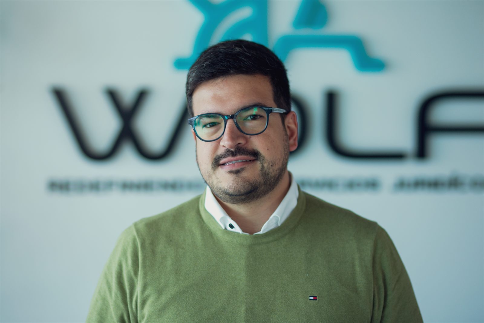 Ernesto Aguilar, abogado de Grupo Wolf, retrato en su estudio